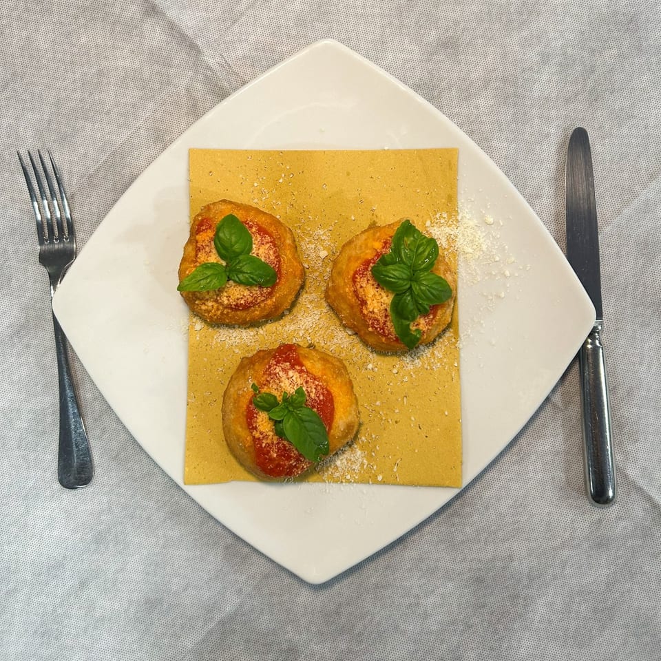 Montanare alla napoletana con pomodoro, parmigiano e basilico