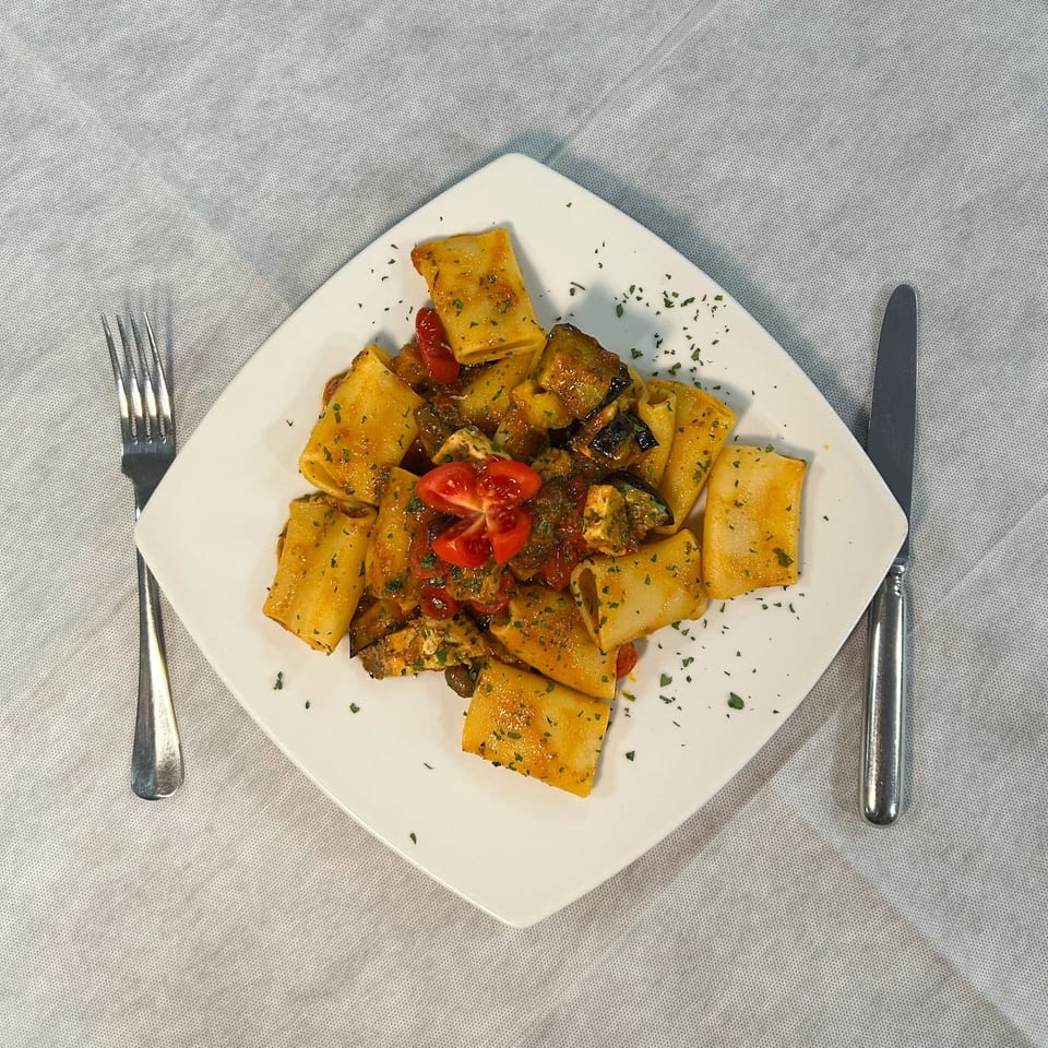 Paccheri alla ghiottona con pesce spada, olive, pomodorino e melanzane