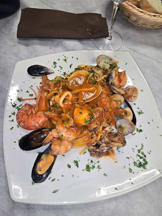 Spaghetti ai frutti di mare con cozze, vongole e gamberi